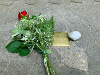 Stolperstein für Mathias Levy mit Rose und Stein