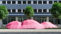 Blick auf eine Visualisierung der Aktionsfläche, auf der eine pinke abstrakte Sitz-Figur in die Höhe ragt